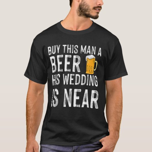 Kaufen Sie diesem Mann ein Bier seine Hochzeit ist T-Shirt (Vorderseite)