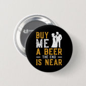 Kaufen Sie mir ein Bier das Ende ist nah Bachelor Button (Vorne & Hinten)