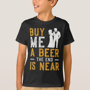 Kaufen Sie mir ein Bier das Ende ist nah Bachelor T-Shirt