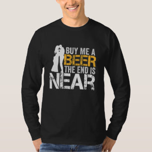 Kaufen Sie mir ein Bier das Ende ist nah Bachelor T-Shirt