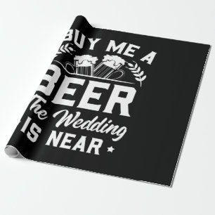 Kaufen Sie mir ein Bier, die Hochzeit ist nah Geschenkpapier