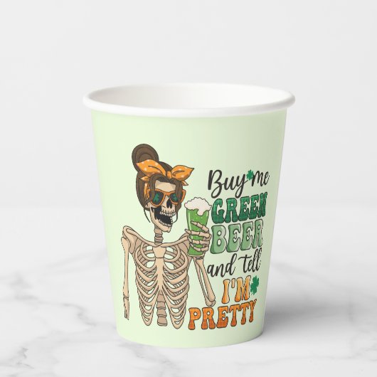 Kaufen Sie mir grünes Bier | St. Patrick's Day Pappbecher (Rückseite)