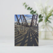 Käufer, die über eine Brücke laufen - Postkarte (Stehend Vorderseite)