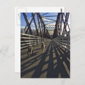 Käufer, die über eine Brücke laufen - Postkarte (Vorne/Hinten)