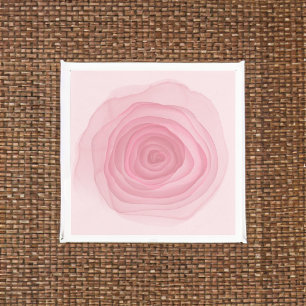 Kaum rosafarbene, farbige Rose in subtilen Rosa Serviette