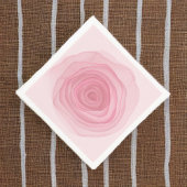 Kaum rosafarbene, farbige Rose in subtilen Rosa Serviette