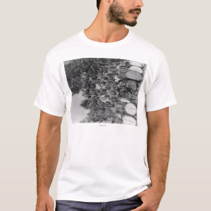 Kavirondos mit Stangen und Schild-Fotografie T-Shirt