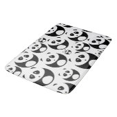 Kawaii Black and White Panda Muster Badematte (Schrägansicht)