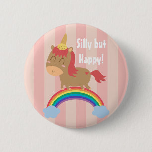 Kawaii Braunes Pferd, das versucht ein Einhorn zu  Button