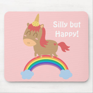 Kawaii Braunes Pferd, das versucht ein Einhorn zu  Mousepad