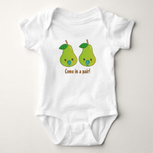 Kawaii-Cartoon von einem Paar grüner Birnen Baby Strampler