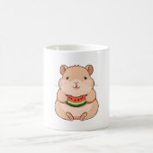 Kawaii Chibi Capybara beim Essen einer Wassermelon Kaffeetasse (Mittel)