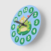 Kawaii frog with sparkling eyes on a lily pad runde wanduhr (Winkel)