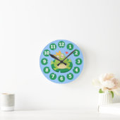 Kawaii frog with sparkling eyes on a lily pad runde wanduhr (Zuhause)