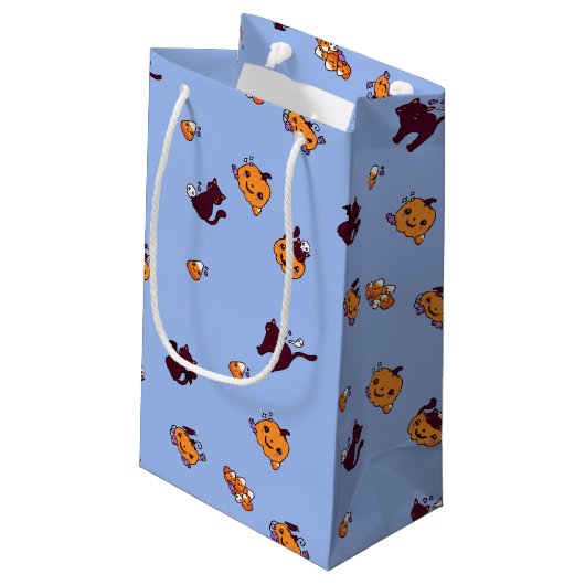 Kawaii Halloween Black Cats & Pumpkins Kleine Geschenktüte (Rückseite Schrägansicht)