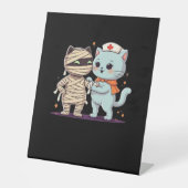 Kawaii Halloween Pals Mummy & Nurse cat Oversified Sockelschild (Vorderseite)