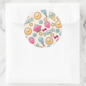Kawaii-Kindermuster mit niedlichen Doodles Runder Aufkleber (Tasche)