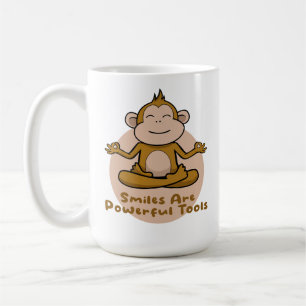 Kawaii lustiger brauner Affe lächelt und macht Yog Kaffeetasse