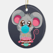 Kawaii Maus mit Gesichtsmaske mit Kuchen Keramik Ornament (Links)