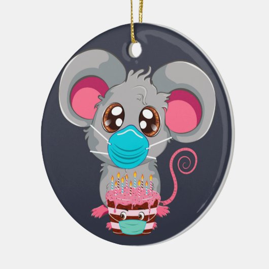 Kawaii Maus mit Gesichtsmaske mit Kuchen Keramik Ornament (Links)