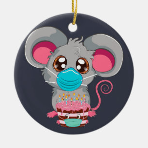 Kawaii-Maus mit Gesichtsmaske und Kuchen Keramik Ornament