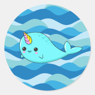 Kawaii Narwhal auf Blue Waves Sticker