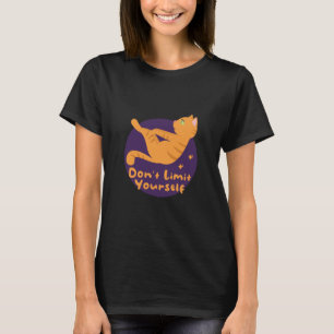 Kawaii niedlich-Orangenkatze, die Yoga-Posen macht T-Shirt
