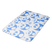 Kawaii Panda Baby Blue and White Pattern Badematte (Schrägansicht)