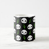 Kawaii Panda Muster Bamboo in Schwarz-weiß grün Kaffeetasse (Mittel)