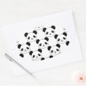 Kawaii Panda Muster in Schwarzweiß Ovaler Aufkleber (Umschlag)