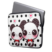 Kawaii Pandas auf schwarzen Tupfen Laptopschutzhülle (Vorderseite Links)