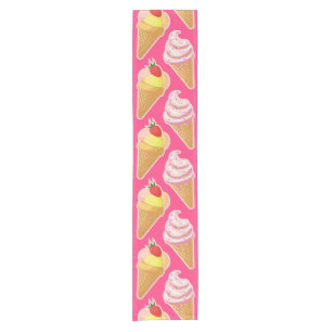 Kawaii pink pattern with strawberry ice cream  kurzer tischläufer