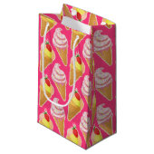 Kawaii-rosa Muster mit Erdbeereis Kleine Geschenktüte (Vorderseite Schrägansicht)