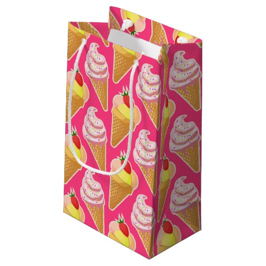 Kawaii-rosa Muster mit Erdbeereis Kleine Geschenktüte (Rückseite Schrägansicht)