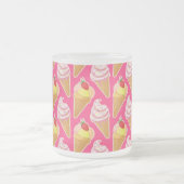 Kawaii-rosa Muster mit Erdbeereis Mattglastasse (Mittel)