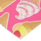 Kawaii-rosa Muster mit Erdbeereis Tischdecke (Schrägansicht)