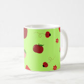 Kawaii rote Früchte Muster in Lindgrün Kaffeetasse (VorderseiteRechts)