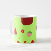 Kawaii rote Früchte Muster in Lindgrün Kaffeetasse (Vorderseite Links)