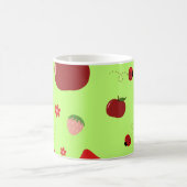Kawaii rote Früchte Muster in Lindgrün Kaffeetasse (Mittel)