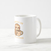 Kawaii Tired Sloth Coffee & Chaos Funny Niedlich Kaffeetasse (VorderseiteRechts)