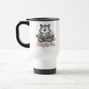 Kawaii-Wolf, der Yoga-Posen für Meditation durchfü Reisebecher