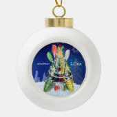 Kayak Christmas Tree individuelle Name und Jahr Keramik Kugel-Ornament (Vorderseite)