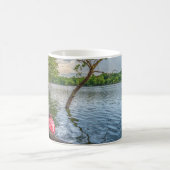 Kayak schwimmend am Tischtennissee Kaffeetasse (Mittel)