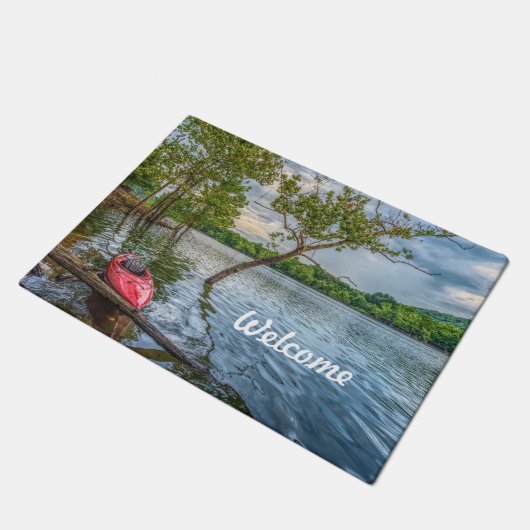Kayak schwimmend auf Tafelfelsen See Welcome Mat Fußmatte (Schrägansicht)