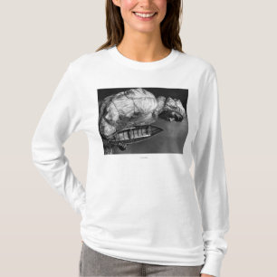 Kayaker, der wasserdichte Jacke mit Spielzeugboot T-Shirt