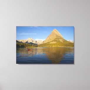 Kayakfahren auf dem Swiftcurrent Lake bei Sonnenau Leinwanddruck