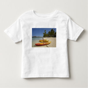 Kayaks am Strand, Plantation Island Resort Kleinkind T-shirt
