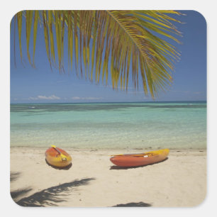 Kayaks am Strand, Plantation Island Resort Quadratischer Aufkleber