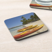 Kayaks am Strand, Plantation Island Resort Untersetzer (Linke Seite)