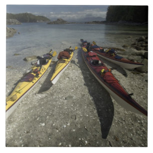 Kayaks auf Dicebox Island, Broken Island Group, Fliese
